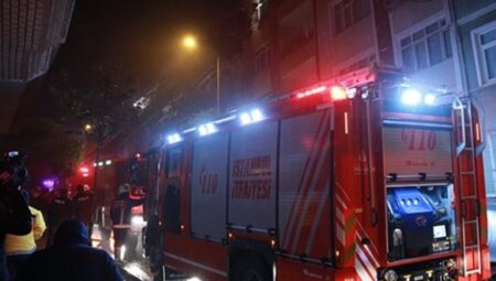 Bayrampaşa’da bir binada çıkan yangına müdahale ediliyor