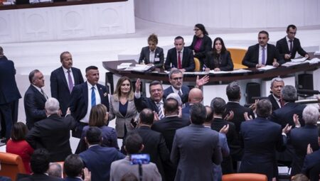 Görüşme esnasında protesto nedeniyle Genel Kurul’da birleşim kapandı