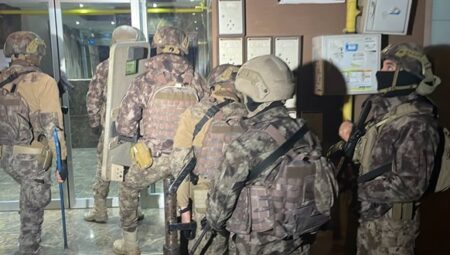 Mersin’de 120 polisin katılımıyla FETÖ operasyonu: 15 gözaltı