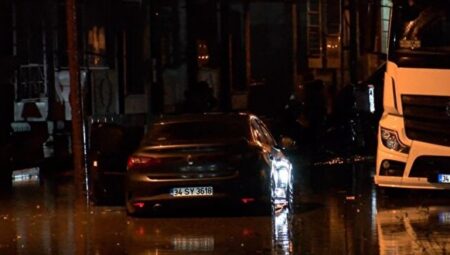 Şiddetli yağış sonrası Esenyurt’ta cadde ve sokakları su bastı
