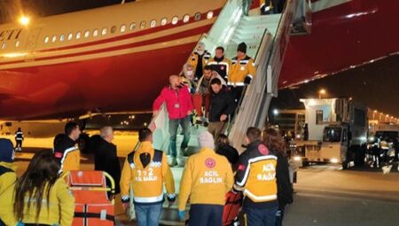 Adana’dan alınan 60 depremzede uçakla Ankara’ya getirildi