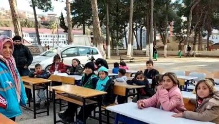 Emine öğretmen, depremzede çocukları eğlendiriyor