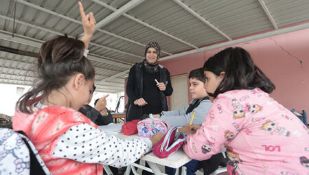 Enkazdan kurtulan Sibel öğretmen terasta hazırladığı sınıfta öğrencilere eğitim veriyor