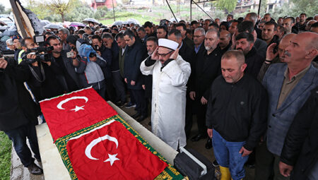 Üzerine kaya devrilen otomobildeki Rahime öğretmen son yolculuğuna uğurlandı